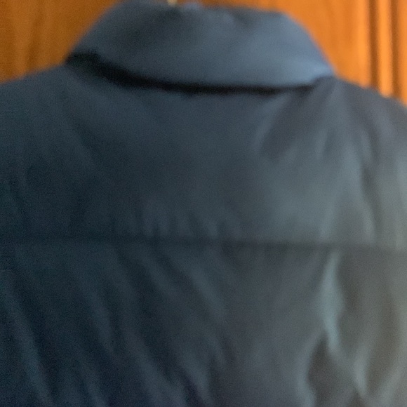 Mens puffer best with deep pockets on each side - Picture 8 of 8